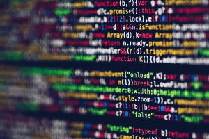 Image code informatique Elmér Communication Agency : posture ou routine numérique pour se prémunir des cyberattaques